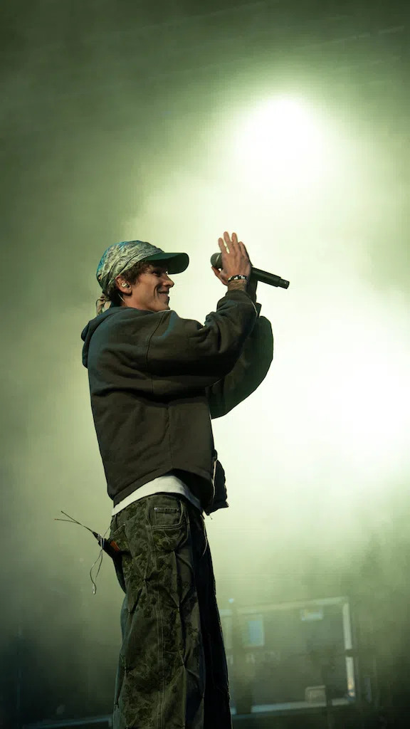photographe-concert-chanteur-casquette-scene-festival-suisse-urkostudio